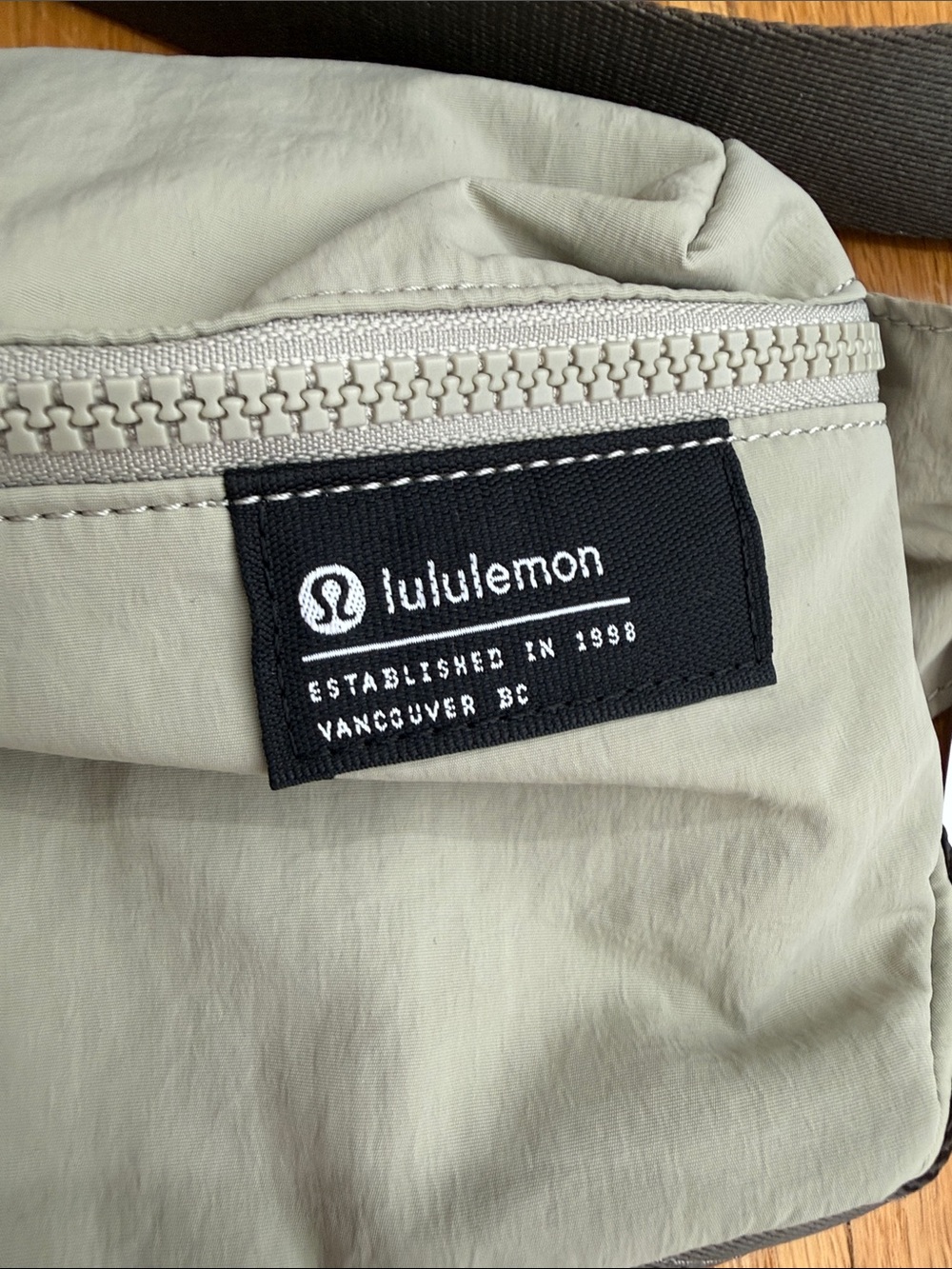 lululemon athletica Light Sage Green Crossbody Belt Bag with Dark Strap - Picture 2 of 6